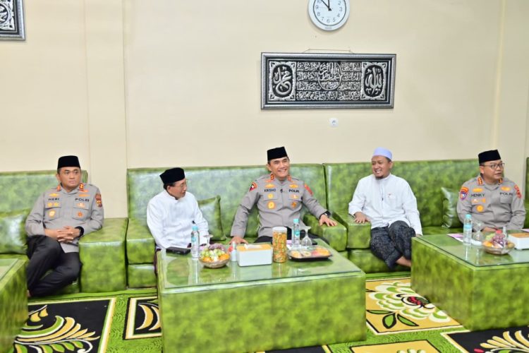 Kapolda Jambi Irjen Pol Krisno H. Siregar bersama jajaran saat bersilaturahmi dengan pengurus Pondok Pesantren Darul Arifin di Kecamatan Jambi Luar Kota, Kabupaten Muaro Jambi, Selasa (12/5/2026). (Dok. Redaksi)
