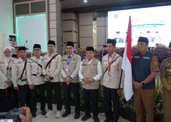 Gubernur Jambi Al Haris bersama petugas dan Jemaah Calon Haji Kloter BTH 19 usai prosesi pelepasan di Asrama Haji Kota Baru, Jambi, Selasa (12/5/2026). (Dok. Kominfo)