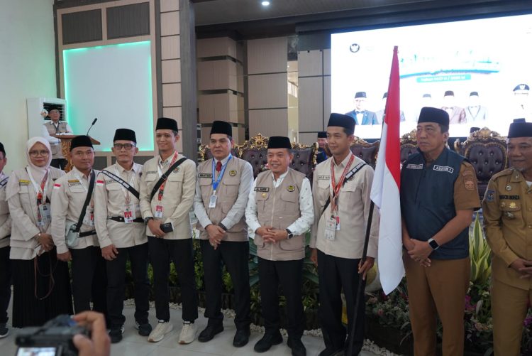 Gubernur Jambi Al Haris bersama petugas dan Jemaah Calon Haji Kloter BTH 19 usai prosesi pelepasan di Asrama Haji Kota Baru, Jambi, Selasa (12/5/2026). (Dok. Kominfo)
