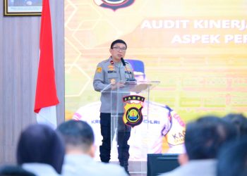 Wakapolda Jambi Brigjen Pol B. Ali saat membacakan sambutan Kapolda Jambi pada kegiatan Taklimat Akhir Audit Kinerja Itwasda Polda Jambi Tahap I Tahun Anggaran 2026 di Aula Gedung Siginjai Mapolda Jambi, Selasa (12/5/2026). (Dok. Humas)