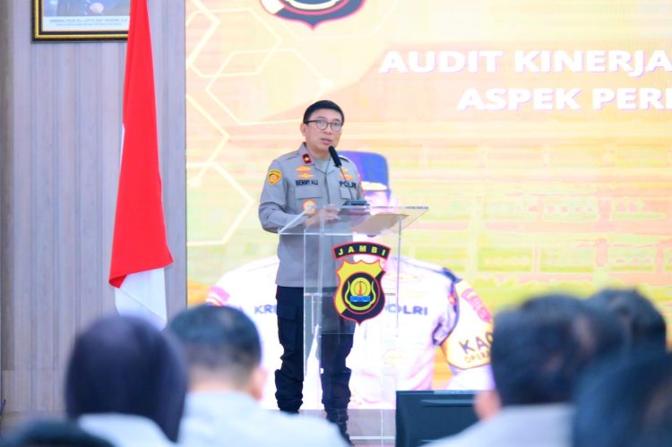 Wakapolda Jambi Brigjen Pol B. Ali saat membacakan sambutan Kapolda Jambi pada kegiatan Taklimat Akhir Audit Kinerja Itwasda Polda Jambi Tahap I Tahun Anggaran 2026 di Aula Gedung Siginjai Mapolda Jambi, Selasa (12/5/2026). (Dok. Humas)