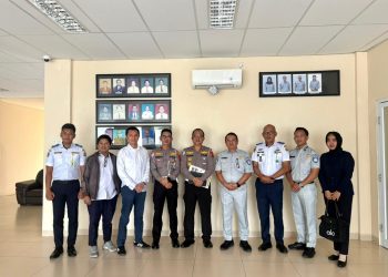 Jajaran PT Jasa Raharja Wilayah Jambi berfoto bersama perwakilan Ditlantas Polda Jambi, Dinas Perhubungan, dan Balai Pelaksana Jalan Nasional usai menggelar Forum Komunikasi Lalu Lintas (FKLL) di Jambi, Selasa (12/5/2026).(Dok. Humas)
