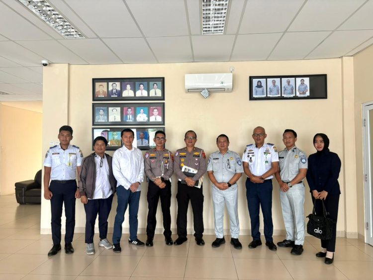 Jajaran PT Jasa Raharja Wilayah Jambi berfoto bersama perwakilan Ditlantas Polda Jambi, Dinas Perhubungan, dan Balai Pelaksana Jalan Nasional usai menggelar Forum Komunikasi Lalu Lintas (FKLL) di Jambi, Selasa (12/5/2026).(Dok. Humas)