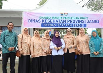 Ketua TP PKK Provinsi Jambi Hesnidar Haris bersama jajaran Dharma Wanita Persatuan Dinas Kesehatan Provinsi Jambi berfoto usai kegiatan Rabu Berkah di Sekretariat TP PKK Provinsi Jambi, Rabu (13/5/2026). (Dok. Redaksi)