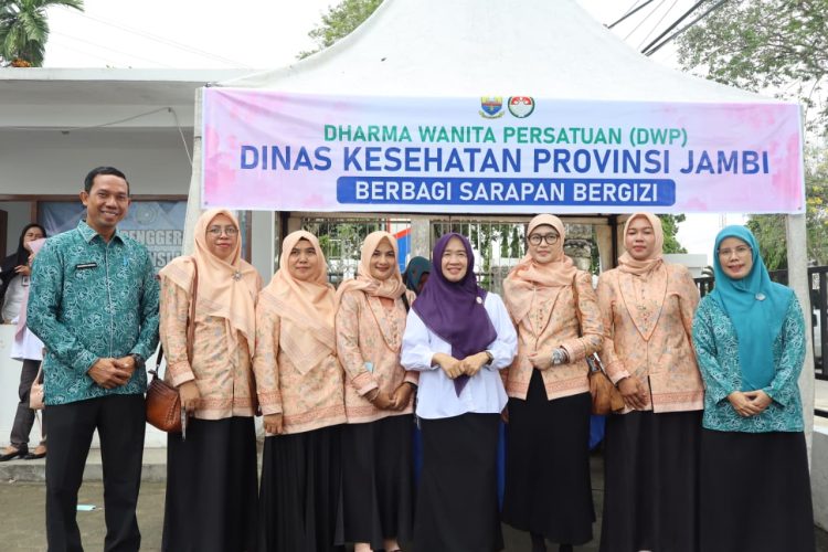 Ketua TP PKK Provinsi Jambi Hesnidar Haris bersama jajaran Dharma Wanita Persatuan Dinas Kesehatan Provinsi Jambi berfoto usai kegiatan Rabu Berkah di Sekretariat TP PKK Provinsi Jambi, Rabu (13/5/2026). (Dok. Redaksi)