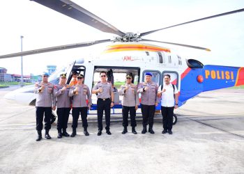 Kapolda Jambi Irjen Pol. Krisno H. Siregar didampingi pejabat utama Polda Jambi berfoto bersama di depan Helikopter Polri usai melakukan patroli udara pemantauan titik rawan karhutla di Provinsi Jambi, Rabu (13/5/2026). (Dok. Humas)
