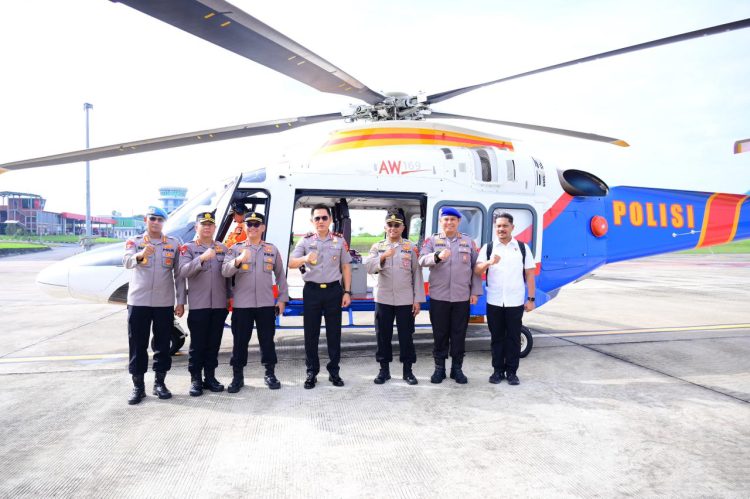 Kapolda Jambi Irjen Pol. Krisno H. Siregar didampingi pejabat utama Polda Jambi berfoto bersama di depan Helikopter Polri usai melakukan patroli udara pemantauan titik rawan karhutla di Provinsi Jambi, Rabu (13/5/2026). (Dok. Humas)