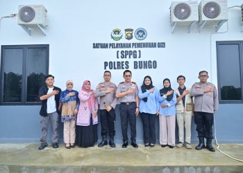 Kapolda Jambi Irjen Pol. Krisno H. Siregar didampingi jajaran Polda Jambi dan Polres Bungo meninjau fasilitas SPPG Polres Bungo di Asrama Perwira Pal 9, Kabupaten Bungo, Rabu (13/5/2026). (Dok. Humas)