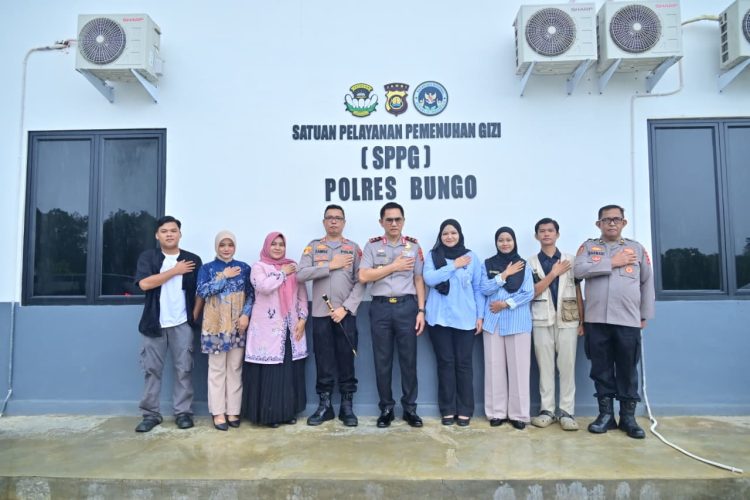 Kapolda Jambi Irjen Pol. Krisno H. Siregar didampingi jajaran Polda Jambi dan Polres Bungo meninjau fasilitas SPPG Polres Bungo di Asrama Perwira Pal 9, Kabupaten Bungo, Rabu (13/5/2026). (Dok. Humas)