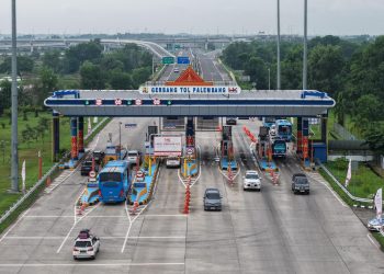 Kendaraan melintas di Gerbang Tol Palembang. PT Hutama Karya Rabu (13/5/2026).(Dok. Humas HK)