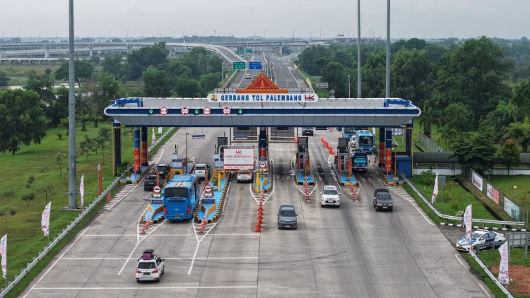 Kendaraan melintas di Gerbang Tol Palembang. PT Hutama Karya Rabu (13/5/2026).(Dok. Humas HK)