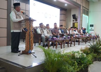 Wakil Gubernur Jambi Abdullah Sani memberikan sambutan saat melepas keberangkatan 444 Jemaah Calon Haji Kloter BTH 20 Tahun 1447 H/2026 M di Asrama Haji Kota Baru, Kota Jambi, Rabu (13/5/2026) malam. (Dok. Redaksi)