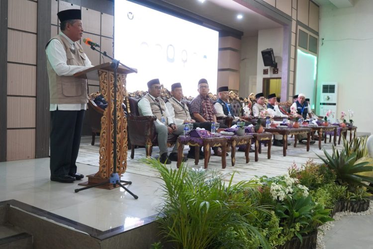 Wakil Gubernur Jambi Abdullah Sani memberikan sambutan saat melepas keberangkatan 444 Jemaah Calon Haji Kloter BTH 20 Tahun 1447 H/2026 M di Asrama Haji Kota Baru, Kota Jambi, Rabu (13/5/2026) malam. (Dok. Redaksi)