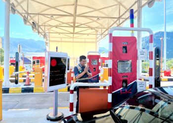 Petugas melayani pengguna jalan di gerbang Tol Trans Sumatera saat libur panjang akhir pekan Kenaikan Yesus Kristus, Rabu (13/5/2026). (Dok. Humas HK)
