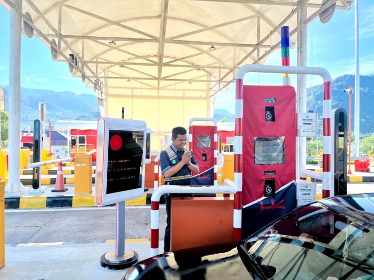 Petugas melayani pengguna jalan di gerbang Tol Trans Sumatera saat libur panjang akhir pekan Kenaikan Yesus Kristus, Rabu (13/5/2026). (Dok. Humas HK)