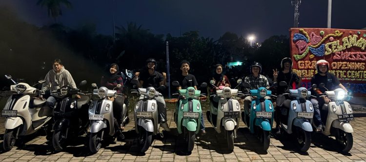 Sejumlah riders Yamaha Fazzio berfoto bersama usai menggelar kegiatan nongkrong dan touring santai di Kota Jambi. (Dok. Didit)