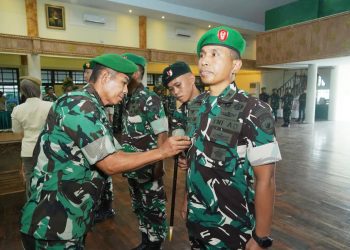 Danrem 042/Gapu Brigjen TNI Nyamin memimpin serah terima jabatan Kasrem dan Kasipers Korem 042/Gapu di Balai Prajurit Korem 042/Gapu, Jambi, Jumat (15/5/2026). (Dok. Penrem)