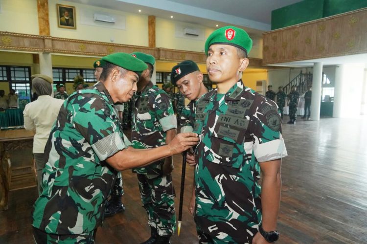 Danrem 042/Gapu Brigjen TNI Nyamin memimpin serah terima jabatan Kasrem dan Kasipers Korem 042/Gapu di Balai Prajurit Korem 042/Gapu, Jambi, Jumat (15/5/2026). (Dok. Penrem)