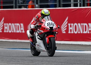 Pebalap Astra Honda Racing Team (AHRT) Rheza Danica Ahrens memacu Honda CBR250RR saat tampil pada putaran kedua Asia Road Racing Championship (ARRC) 2026 di Chang International Circuit, Buriram, Thailand, 9–10 Mei 2026. (Dok. Sinsen)