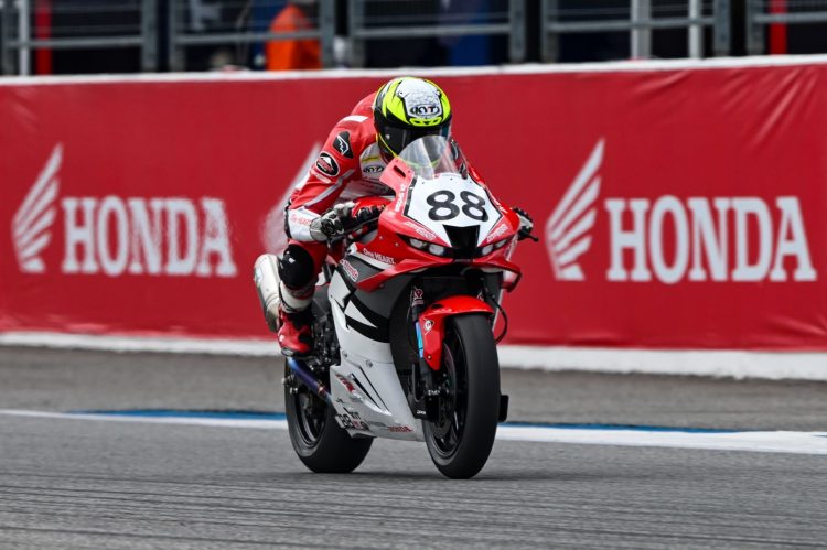 Pebalap Astra Honda Racing Team (AHRT) Rheza Danica Ahrens memacu Honda CBR250RR saat tampil pada putaran kedua Asia Road Racing Championship (ARRC) 2026 di Chang International Circuit, Buriram, Thailand, 9–10 Mei 2026. (Dok. Sinsen)