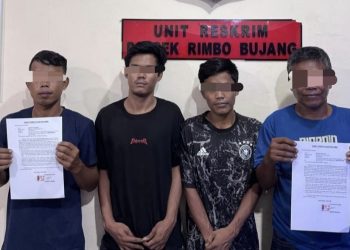 Empat warga menunjukkan surat pernyataan perdamaian di Mapolsek Rimbo Bujang, Kabupaten Tebo, terkait penyelesaian kasus dugaan pencurian melalui kesepakatan kedua belah pihak. (Dok. Humas)