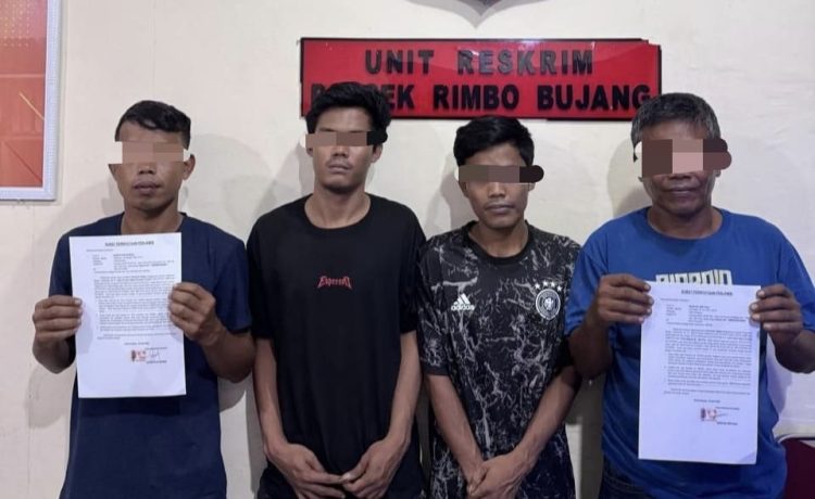 Empat warga menunjukkan surat pernyataan perdamaian di Mapolsek Rimbo Bujang, Kabupaten Tebo, terkait penyelesaian kasus dugaan pencurian melalui kesepakatan kedua belah pihak. (Dok. Humas)