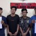 Empat warga menunjukkan surat pernyataan perdamaian di Mapolsek Rimbo Bujang, Kabupaten Tebo, terkait penyelesaian kasus dugaan pencurian melalui kesepakatan kedua belah pihak. (Dok. Humas)