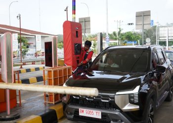 Petugas melayani kendaraan yang melintas di salah satu gerbang Jalan Tol Trans Sumatera saat periode arus balik libur panjang Kenaikan Yesus Kristus, Sabtu (16/5/2026). (Dok. Humas HK)