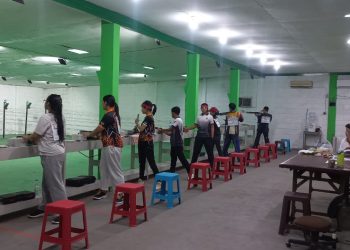 Atlet menembak Perbakin Jambi saat mengikuti Kejurnas JOSS 2026 Seri 1 secara daring dari lapangan tembak di Jambi. (Dok.Redaksi)
