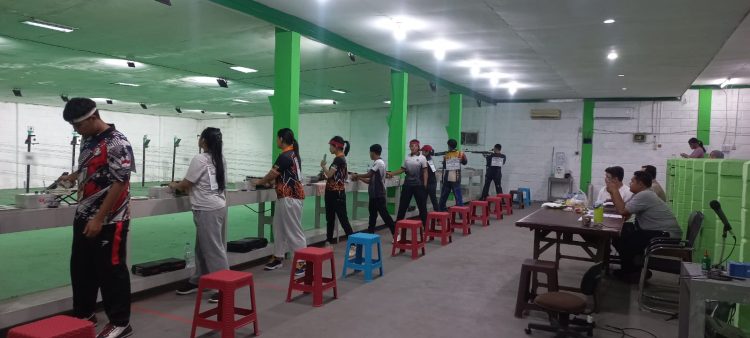 Atlet menembak Perbakin Jambi saat mengikuti Kejurnas JOSS 2026 Seri 1 secara daring dari lapangan tembak di Jambi. (Dok.Redaksi)