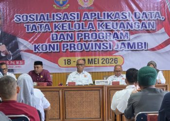 Ketua Umum KONI Provinsi Jambi, AKBP Mat Sanusi, membuka sosialisasi aplikasi data, tata kelola keuangan, dan program kerja KONI Provinsi Jambi di Aula KONI Jambi, Senin (18/5/2026) (Dok. Redaksi)