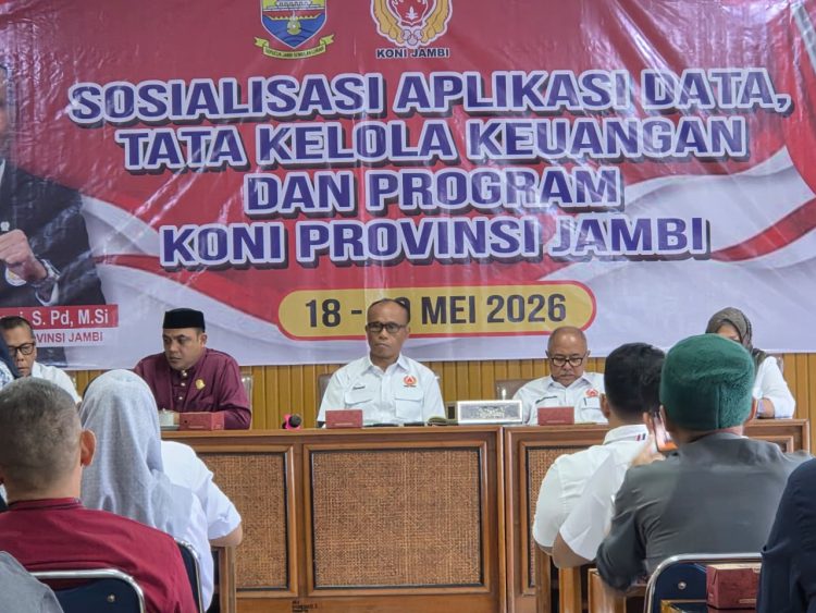 Ketua Umum KONI Provinsi Jambi, AKBP Mat Sanusi, membuka sosialisasi aplikasi data, tata kelola keuangan, dan program kerja KONI Provinsi Jambi di Aula KONI Jambi, Senin (18/5/2026) (Dok. Redaksi)