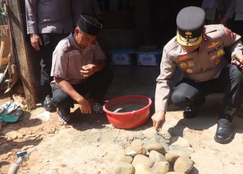 Kapolda Bengkulu Irjen Pol Mardiyono, S.I.K., M.Si. meletakkan batu pertama pembangunan rumah milik Slamet Budi Sutrisno di Seluma, Selasa (5/5/2026). (Foto:ist)