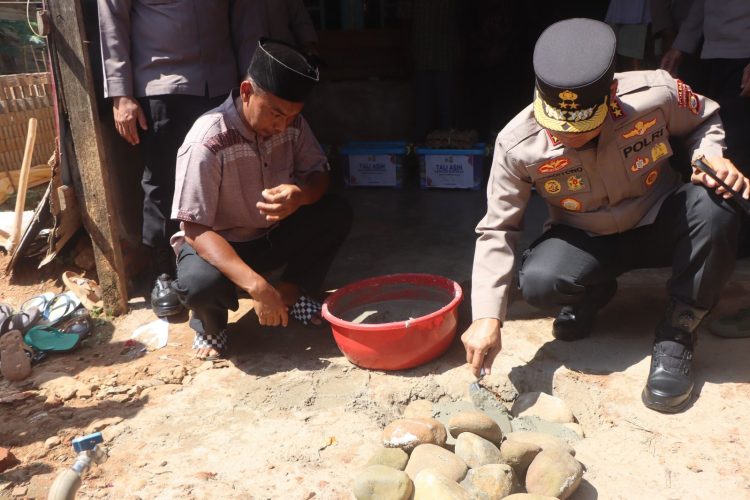Kapolda Bengkulu Irjen Pol Mardiyono, S.I.K., M.Si. meletakkan batu pertama pembangunan rumah milik Slamet Budi Sutrisno di Seluma, Selasa (5/5/2026). (Foto:ist)