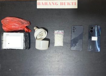 Barang Bukti satu paket sabu di dalam bola lampu dan dua unit ponsel milik tersangka sebagai alat komunikasi transaksi. (Foto:ist)