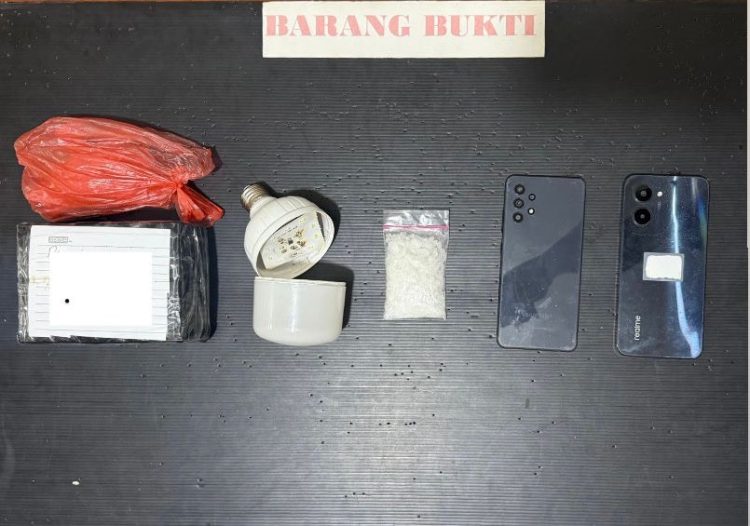 Barang Bukti satu paket sabu di dalam bola lampu dan dua unit ponsel milik tersangka sebagai alat komunikasi transaksi. (Foto:ist)