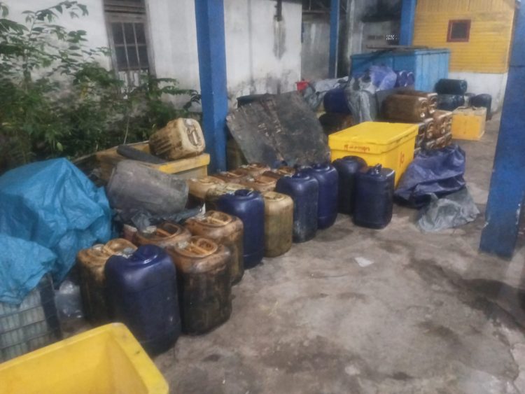 Barang bukti 123 jerigen berisi BBM subsidi jenis Bio Solar dengan total 4.059 liter, serta puluhan jerigen kosong yang diduga digunakan untuk aktivitas penimbunan. (Foto:ist)