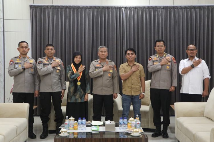 Kapolda Bengkulu Irjen Pol. Mardiyono, menerima kunjungan silaturahmi dari Dewan Pimpinan PERMAHI Cabang Bengkulu di Ruang Tamu Kapolda, Senin (04/05/2026). (Foto:yola)