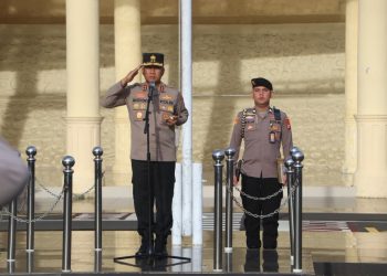 Kapolda Bengkulu Irjen Pol. Mardiyono, S.I.K., M.Si., memimpin langsung pelaksanaan apel pagi yang digelar di Lapangan Anton Soedjarwo Polda Bengkulu, Senin (04/05/2026). (Foto:yola)