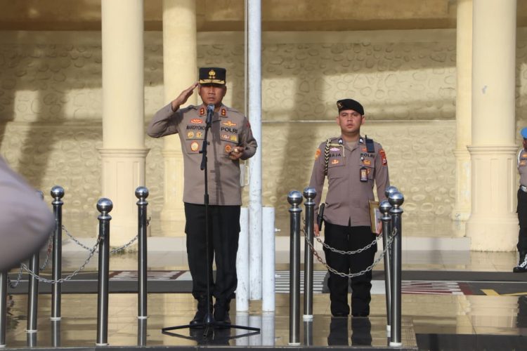 Kapolda Bengkulu Irjen Pol. Mardiyono, S.I.K., M.Si., memimpin langsung pelaksanaan apel pagi yang digelar di Lapangan Anton Soedjarwo Polda Bengkulu, Senin (04/05/2026). (Foto:yola)